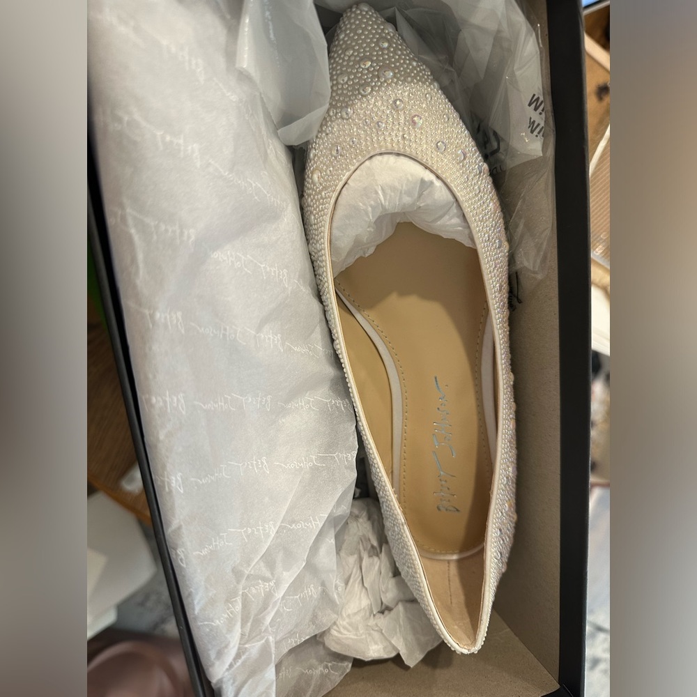 NWT Betsey Johnson pearl flats. Size 7